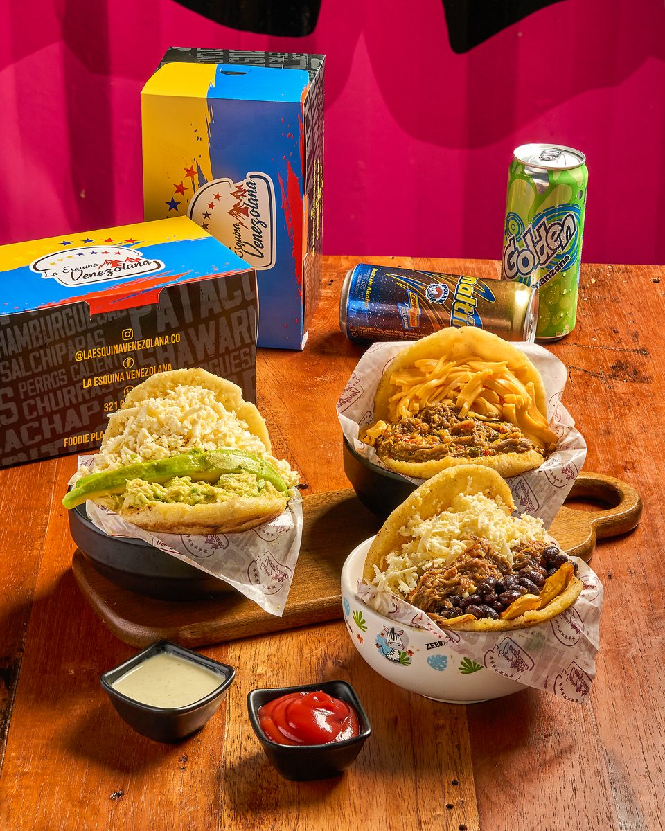 Arepa reina pepiada, arepa pelúa y arepa pabellón de La Esquina Venezolana servidas en canastas