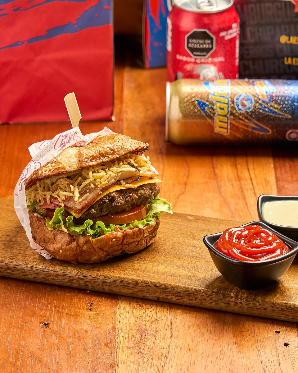 Hamburguesa Timotes con carne redonda, tocineta, huevo frito y papa ripio