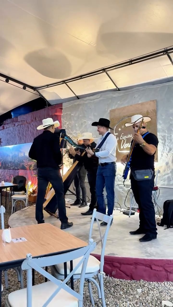 Conjunto llanero tocando en vivo en La Esquina Venezolana