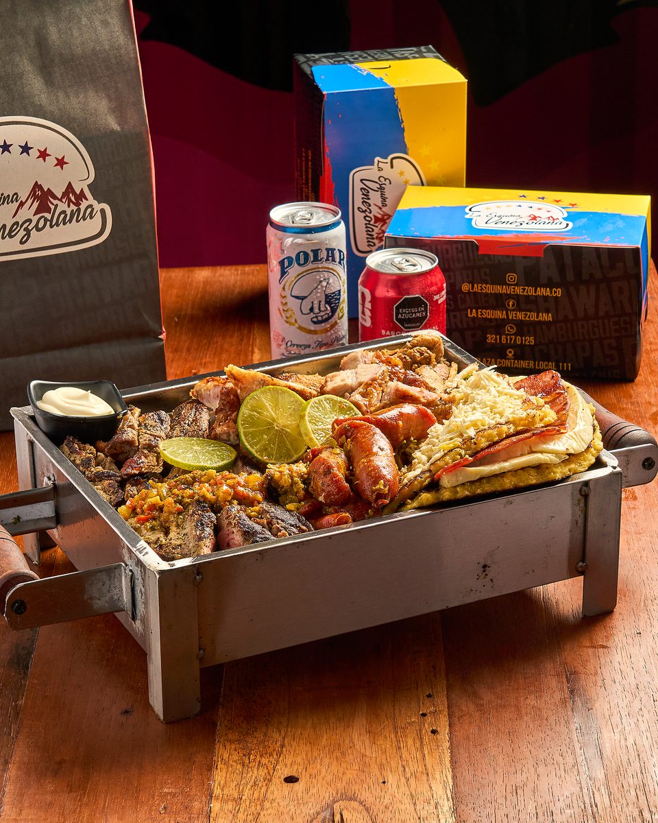 Picada de dos personas en parrillita: carne, cerdo, pollo, chorizo y chicharrón